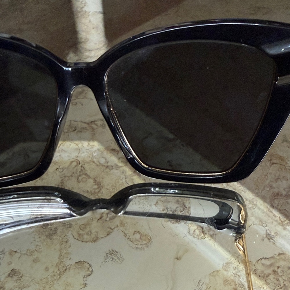 Diff Eyewear Cat-Eye Sunglasses in Black and Gold polarized Becky-IV polarizes - Picture 8 of 13